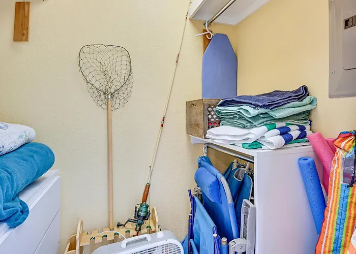 Apartment Walk To Indian Shores + Pool: Sunny Clearwater Beach