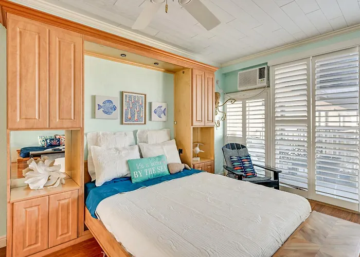 Walk To Indian Shores + Pool: Sunny Apartment Clearwater Beach