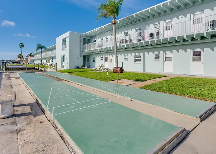 Apartment Walk To Indian Shores + Pool: Sunny *