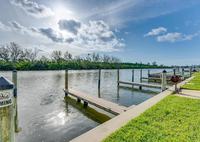 Walk To Indian Shores + Pool: Sunny Apartment Clearwater Beach