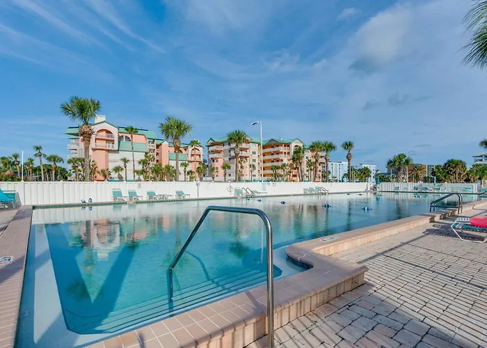 Walk To Indian Shores + Pool: Sunny Apartment