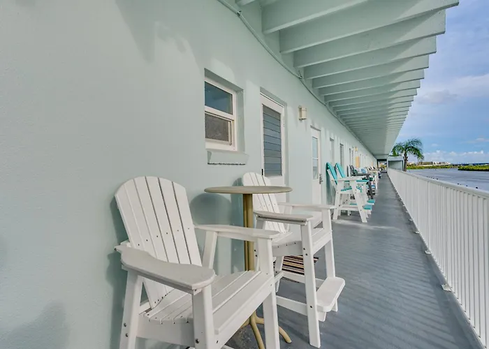 Walk To Indian Shores + Pool: Sunny Clearwater Beach