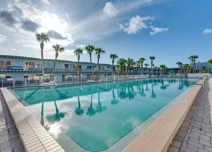 Walk To Indian Shores + Pool: Sunny Apartment *