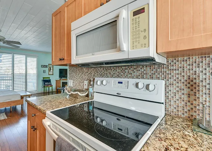 Apartment Walk To Indian Shores + Pool: Sunny Clearwater Beach