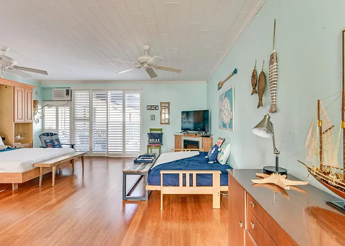 Apartment Walk To Indian Shores + Pool: Sunny Clearwater Beach